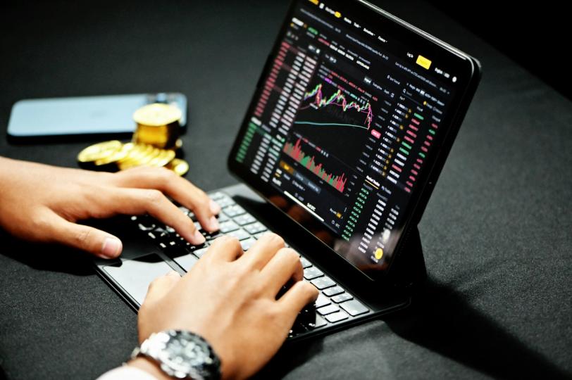 为什么比特币的“压缩”估值降低了股票的下行风险
